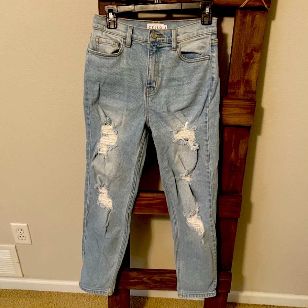 A5 - 258 NWOT Cello High rise distressed mom jeans size 5